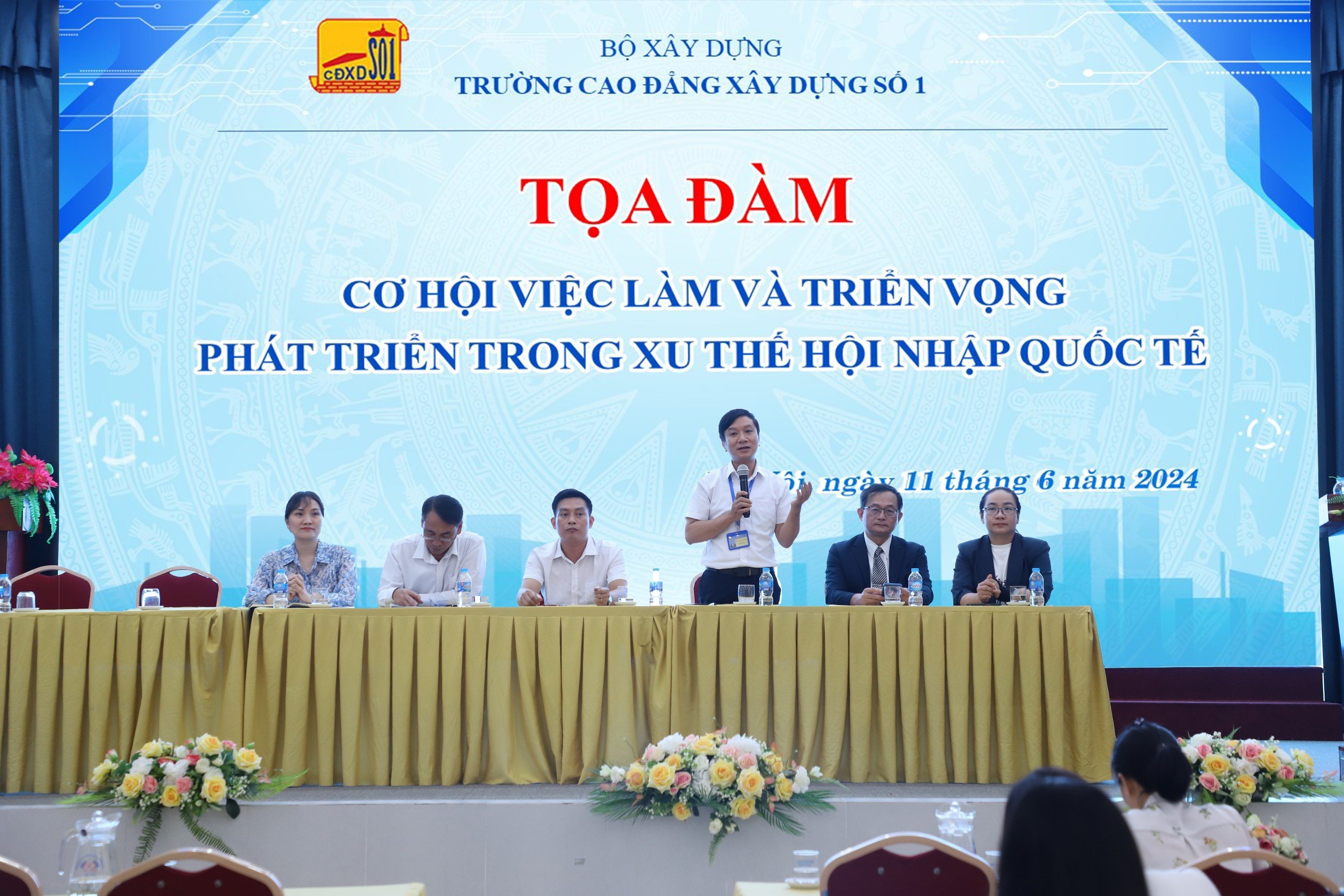 TỌA ĐÀM “CƠ HỘI VIỆC LÀM VÀ TRIỂN VỌNG PHÁT TRIỂN TRONG XU THẾ HỘI NHẬP QUỐC TẾ” NĂM HỌC 2023 - 2024